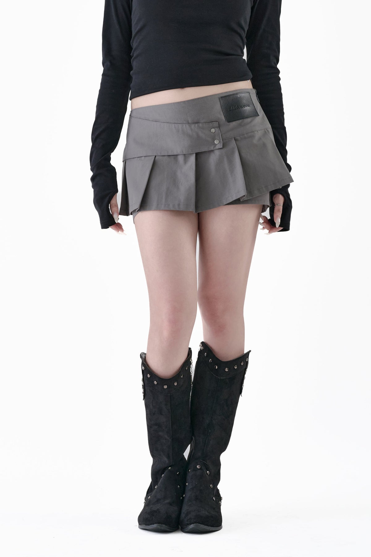 Low rise pleated skirt