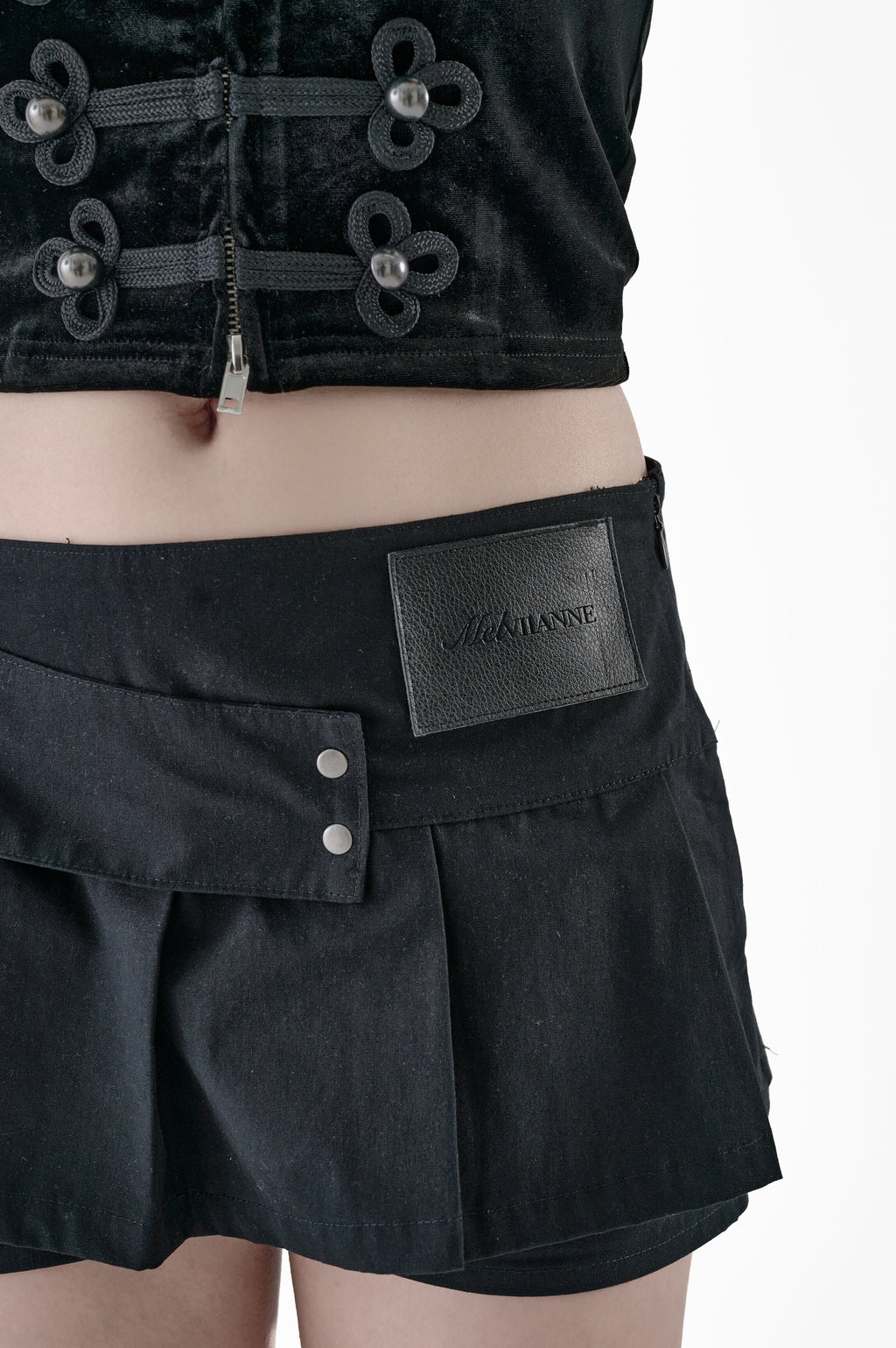 Low rise pleated skirt